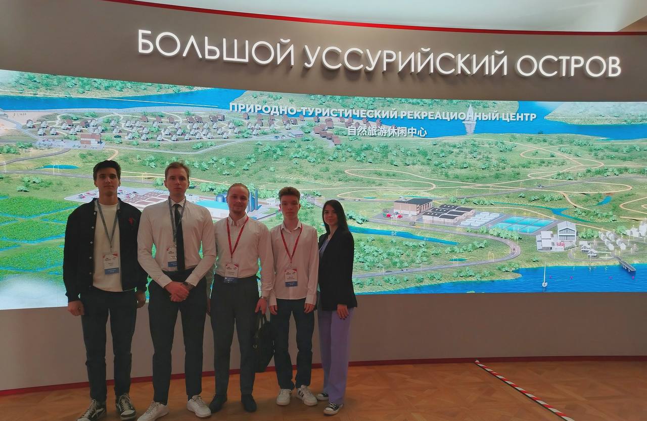 Студенты Дальневосточного института управления - филиала РАНХиГС, члены студенческого научного общества «Вверх» приняли участие в Российско-китайском форуме 2025 "Большой Уссурийский: сотрудничество в совместном освоении острова"